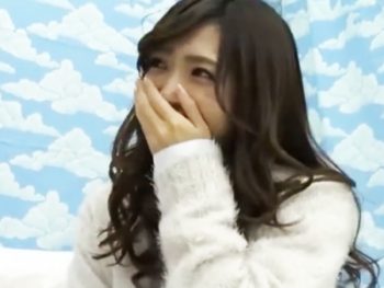 朗らかに笑う清楚なお姉さんがチンポ挿入された途端に顔を歪めてガチイキ素人美少女顔射の無料エロ動画