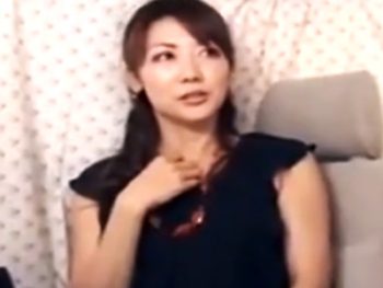 こんな上品な奥様が手マンで発情しちゃって我慢できずに車内で寝取られちゃうｗ素人人妻中出しナンパのアダルト動画