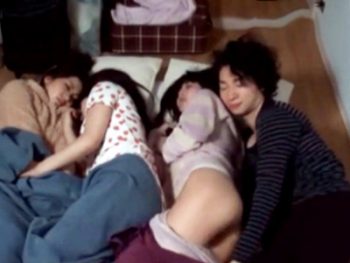 川の字で寝ているJDを夜這い→トイレ連れ込みがっつり生ハメ巨乳素人美少女痴女のエロ動画