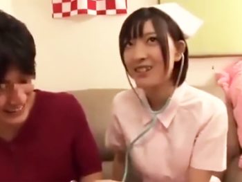 エッチな10代巨乳ナースが素人男を往診奉仕SEX！素人美少女痴女ハメ撮り小倉ゆずのアダルトビデオ動画