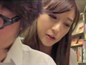 本屋さんで逆痴漢に出くわしました…巨乳お姉さん痴女のアダルト動画