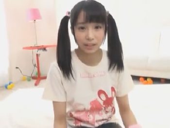 黒髪ツインテのガチ女子がパイパンマンコをガン突き→生中出しされてアヘイキ美少女パイパン中出しのアダルトSEX動画