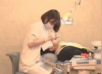 眼鏡歯科助手がエロ過ぎ！歯垢よりも精子をとることが専門の痴女痴女めがね手コキのアダルト動画