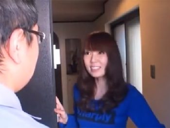 淡白な夫に不満な美人妻が業者を誘惑して即生パコ！巨乳お姉さん痴女フェラのエロ動画