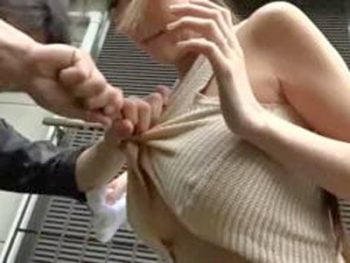 ノーブラニットの巨乳妻にわざと水かけてSEX持ち込み巨乳お姉さんの無料アダルト動画