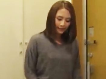 彼女の友達が可愛すぎたのでキッチンで襲ってバックで鬼突き！お姉さん顔射のアダルト無料動画