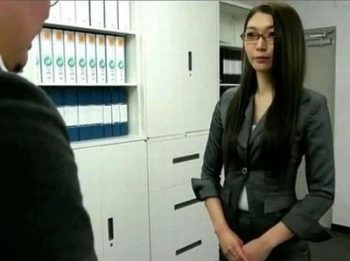 清楚で眼鏡な新人OLをエロい目で嘗め回す上司！社風に合わせて痴女に育成する改造教育お姉さん痴女OLめがねのアダルト動画