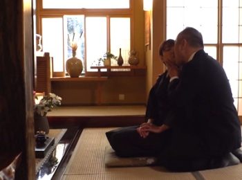 未亡人妻が旦那の遺影の前で義父に寝取られる近親相姦人妻近親相姦のアダルト動画