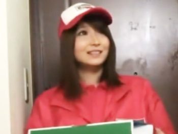 宅配の美少女に偶然を装い巨根みせつけたらまさかの展開にｗ美少女痴女のアダルト動画