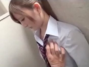 怯える女子校生をバックからデカチンで突き上げ喘がせる着衣FUCK女子校生美少女のエロ動画