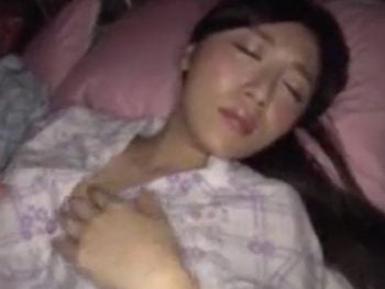 親がいるので声を押し殺す巨乳妹を夜這い中出しレイプ巨乳妹中出し近親相姦の無料エロ動画