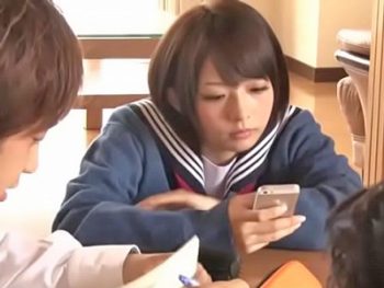 こたつの中で友達の妹にイタズラ→家族に隠れて中出しSEX女子校生美少女中出しのアダルトエロ動画