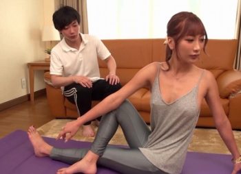 出張ヨガインストラクターの胸チラ覗き見がやっぱりバレてた！？性欲有り余る痴女たちと汗だくファックお姉さん痴女コスプレ美谷朱里八乃つばさAIKAのアダルト動画