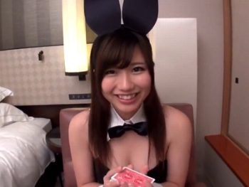 ゲームで勝てばHなことができるバニーガール！賭けが絶望的に弱すぎてヤラれ放題ｗ巨乳美少女コスプレのAV動画