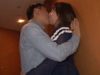 我慢できずにチンポ求める淫乱美少女と濃厚セックス素人美少女痴女のエロ動画