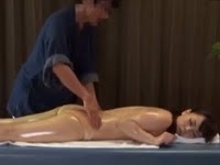すぐ隣に旦那がいるのにエロマッサ師に寝取られる美人妻素人人妻中出しマッサージのアダルト動画
