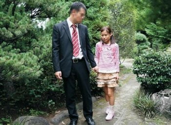 再婚相手の連れ子J〇がドストライク！妻よりも連れ子に手を出す鬼畜親父！美少女ロリ近親相姦のアダルト動画
