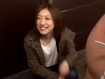本番終わって疲れてるのに自宅に押しかけられて即尺を強いられる美女お姉さんフェラ羽田あいのアダルト動画