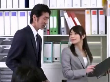 大人しそうな若妻は言われるがまま上司のチンポを受け入れちゃう淫乱お姉さん人妻OL中出しのエロ動画