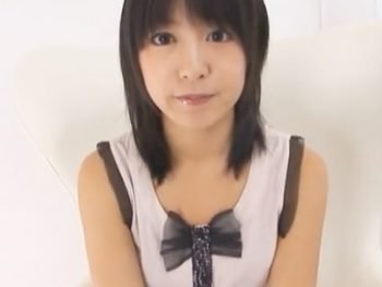 何人もの男に見守られながら童顔女子が公開ファック！美少女乱交の無料エロ動画