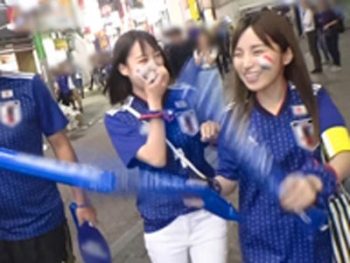 サッカーの試合に熱狂してテンション上がったサポーターナンパ乱交巨乳素人美少女お姉さん顔射ナンパ乱交のアダルトエロ動画