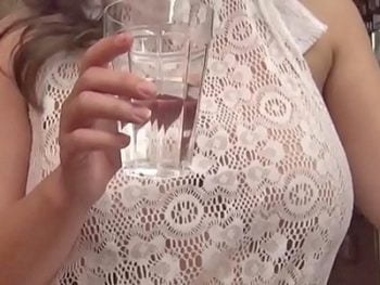 ノーブラの透け透けレース服で娘婿を誘惑する義母巨乳痴女人妻近親相姦のアダルトエロ動画