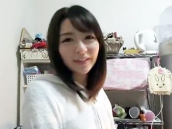 清純美少女のプライベートに密着→本気中出しSEXをガッツリ盗撮！素人美少女痴女中出し盗撮のアダルト動画