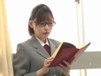 清楚で学園人気ナンバーワンのメガネ美少女JKと生中出しパコ女子校生美少女めがね中出しのエロ...