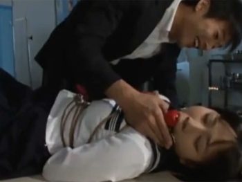 鬼畜なサイコパス男に拘束された美少女JKが喉奥イラマで悶絶女子校生美少女イラマチオレイプのアダルト動画
