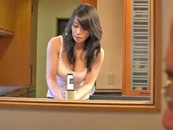 フェロモンムンムンのミニスカパンチラママが息子と近親パコ巨乳人妻近親相姦の無料アダルト動画