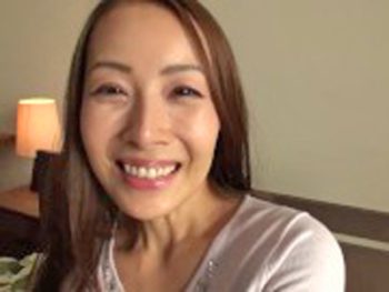 AVデビューした美魔女がパンストをビリっと破られスイッチON！素人熟女中出しハメ撮りのアダルト動画