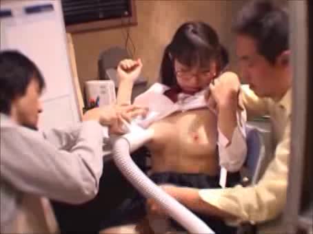 言うこと聞かない万引きメガネ女子校生を二人でお仕置きレイプ素人女子校生フェラ手コキレイプ3Pのアダルト動画