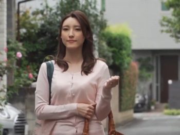 美人で清楚な見た目とは裏腹に…性欲溜まり切った奥様が発散NTR痴女人妻のアダルト動画