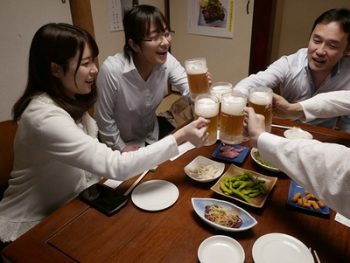 仕事の打ち上げ後に台風が直撃→帰れなくなった人妻部下OLを思う存分NTRパコ人妻OL二宮ひかりのアダルト動画