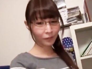 知的なメガネ妻にソフトイラマさせて口内発射！人妻めがねフェライラマチオのアダルト無料動画