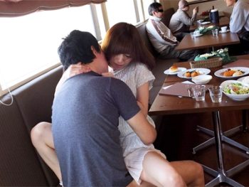 美女が行く先々で逆ナンSEXをする食べ歩きならぬヤリ歩きｗお姉さん痴女露出のアダルト動画