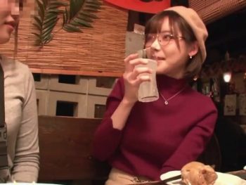 めがねのベレー帽…真面目そうだけど少しミステリアスな美女がお酒を飲むと痴女に変身ｗ巨乳めがねナンパ深田えいみのアダルト動画