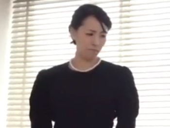 旦那を亡くしたばかりなのに顔射レイプされてしまう未亡人妻素人人妻顔射レイプのエロ動画