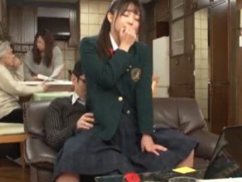 JKの姪っ子が無邪気に膝の上に座ってきたのでこっそり近親パコ女子校生美少女ロリ近親相姦オナ...