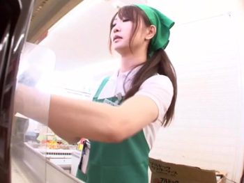 どう見ても欲求不満なパート妻にセンズリ見せつけ→発情させ不倫中出しパコ！痴女人妻中出しフェラ露出のエロ動画