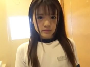 体操着姿の童顔美少女が勃起チンポを乳首舐め手コキで鎮め抜き美少女手コキのエロ動画