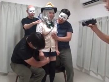 Gカップ恵体レイヤーがおじさんたちに囲まれて代わる代わる中出し乱交巨乳素人美少女中出し乱交のアダルト動画