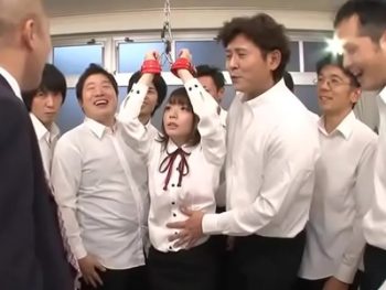 カワイイ見た目してオシッコも中出しも受け止めるド変態女教師！女子校生美少女女教師中出し乱交...