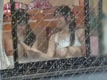 女のコ同士でレズHしてた隣人を覗いてたら誘われて3Pパコ巨乳美少女中出し3Pのアダルトエロ動画