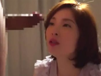 息子に媚薬を飲まされて発情した熟女妻→チンポをじゅぽフェラ抜き人妻熟女フェラ本庄優花のアダルト動画