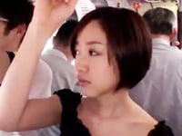 バス痴漢で徐々に脱がされながら手コキを強要されるお姉さん巨乳お姉さん手コキ痴漢のエロ動画