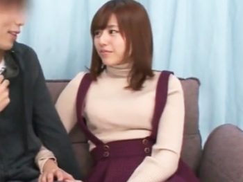 草食系男子のチンコに跨りメイド姿でザーメンを搾り取る美少女美少女コスプレのエロ動画