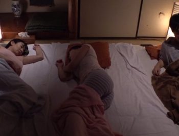 いつも綺麗な嫁母…都会で一緒に暮らすことになり川の字の近親相姦に！痴女人妻熟女近親相姦のアダルト動画