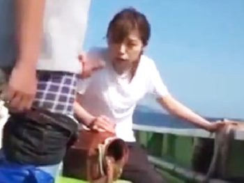 漁船の上でデカチン見せつけられて我慢できなくなった奥さんが漁中に船上不倫パコｗ巨乳人妻フェラ手コキ露出のエロ動画