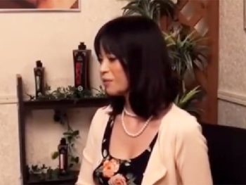 ゴツいバイブとチンポの2穴鬼ピスで腰浮かせて痙攣イキする上品奥様素人人妻熟女中出し盗撮アナルのアダルト動画